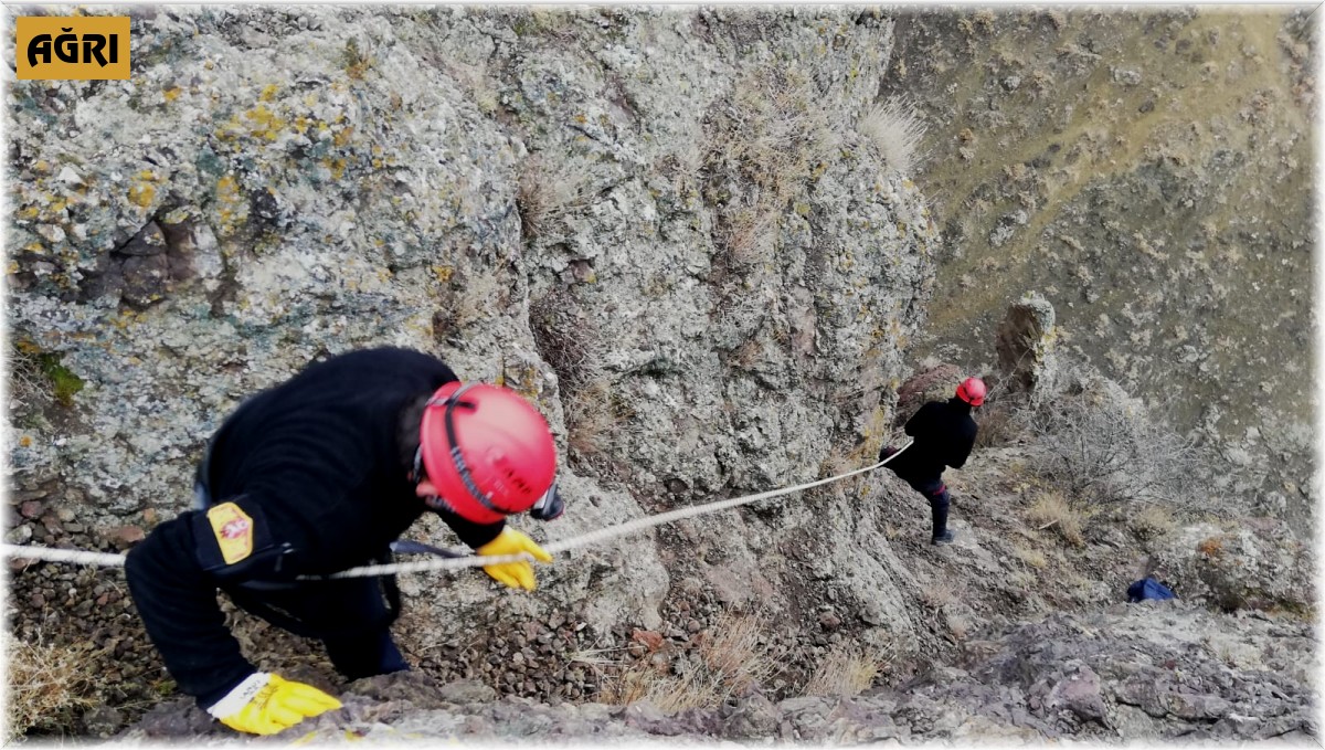 Ağrı'da kayalıklarda mahsur kalan vatandaşı itfaiye kurtardı