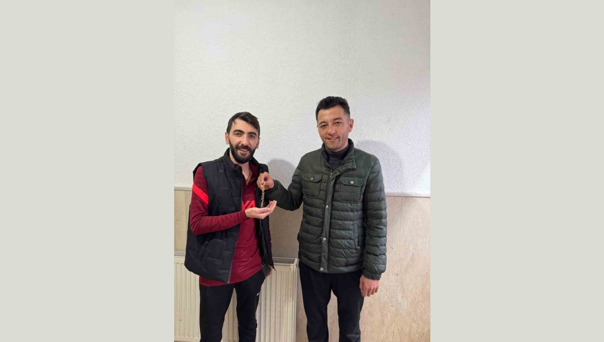 Ağrı'da kaybolan altın bileklik jandarma personeli tarafından sahibine teslim edildi