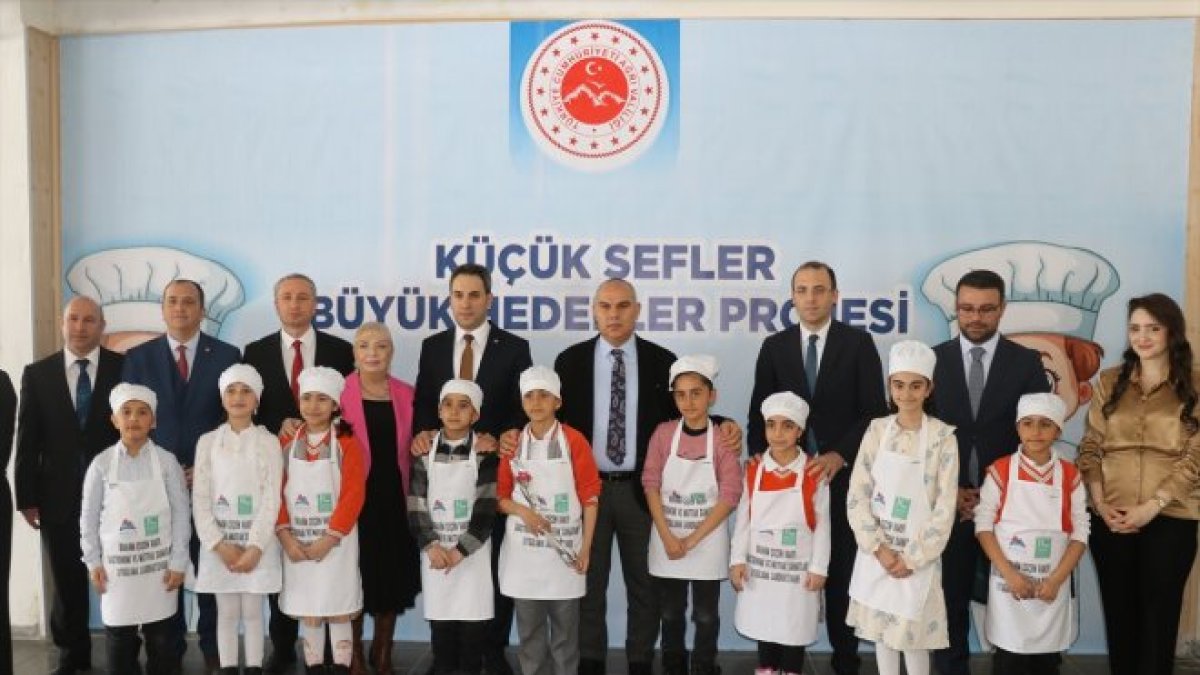 Ağrı'da kırsaldaki öğrenciler mutfakta pizza yapmayı öğreniyor