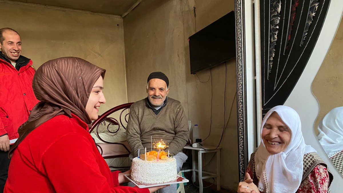 Ağrı'da Kızılay'dan 65 yaşındaki kadına doğum günü sürprizi
