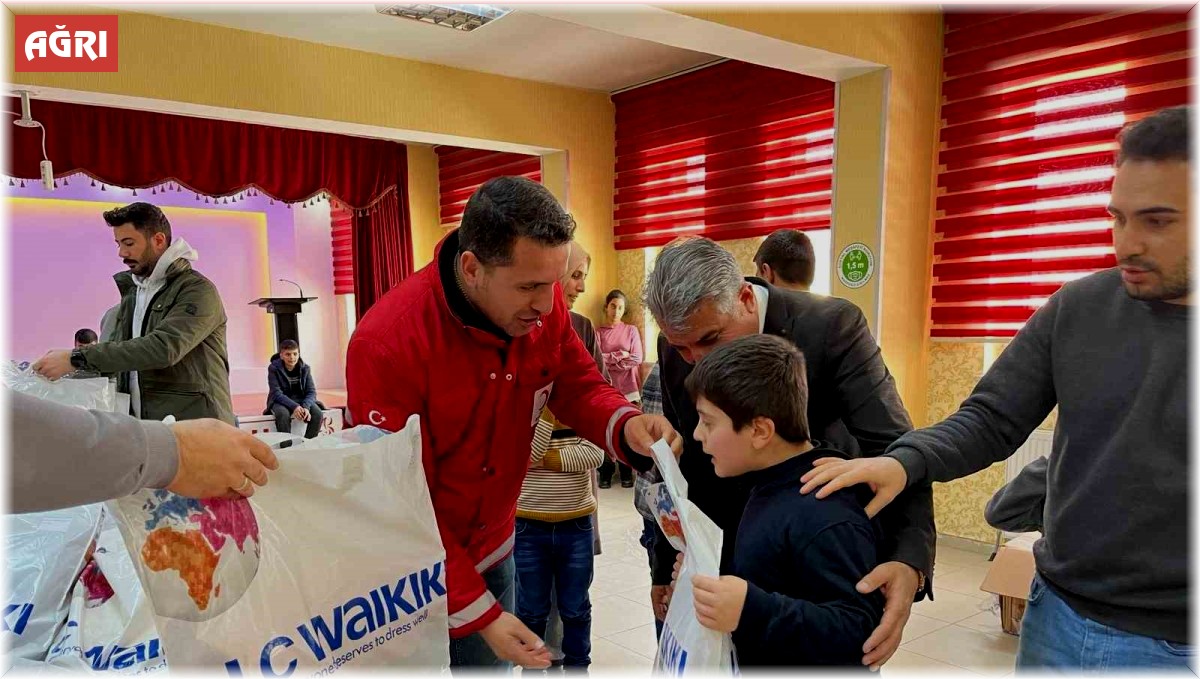 Ağrı'da Kızılay'dan özel öğrencilere kışlık yardım