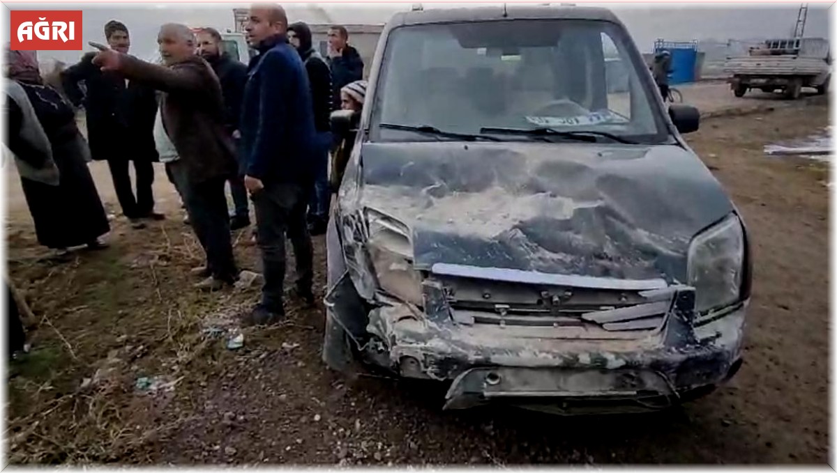 Ağrı'da kontrolden çıkan araç duvara çarptı