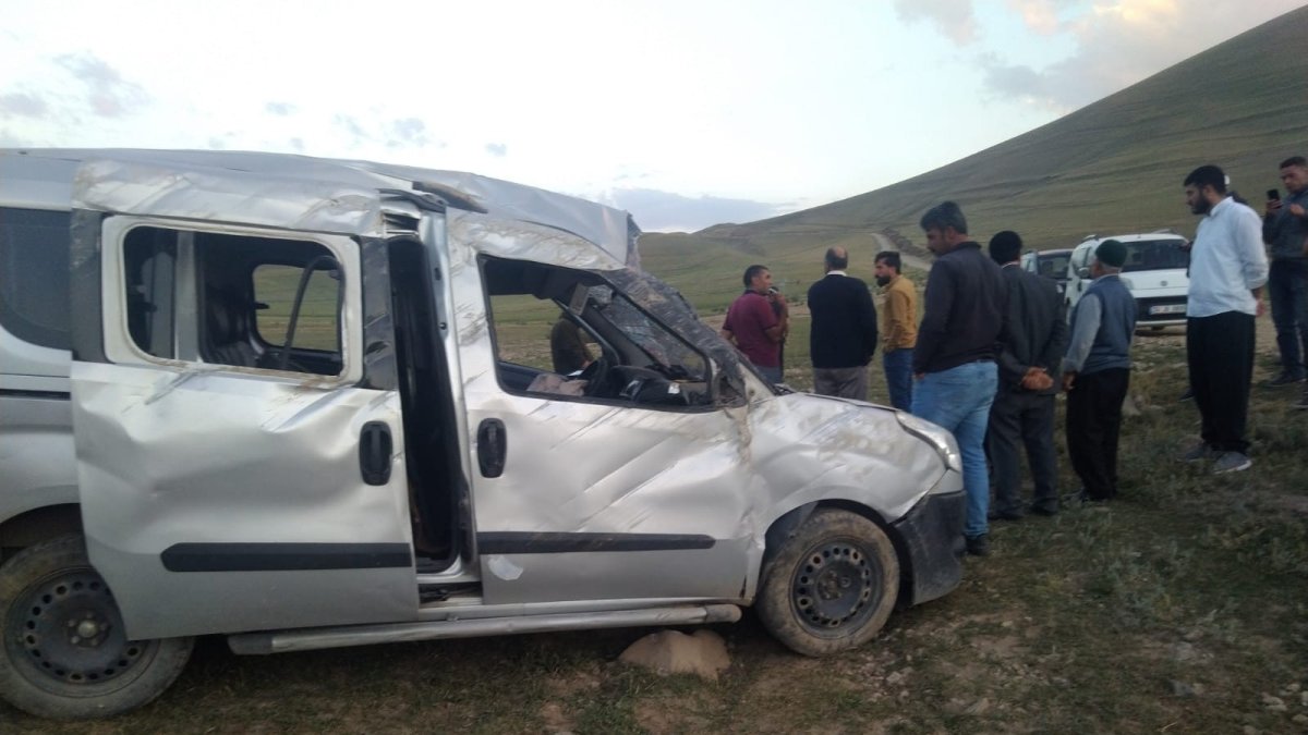 Ağrı'da kontrolden çıkan araç takla attı