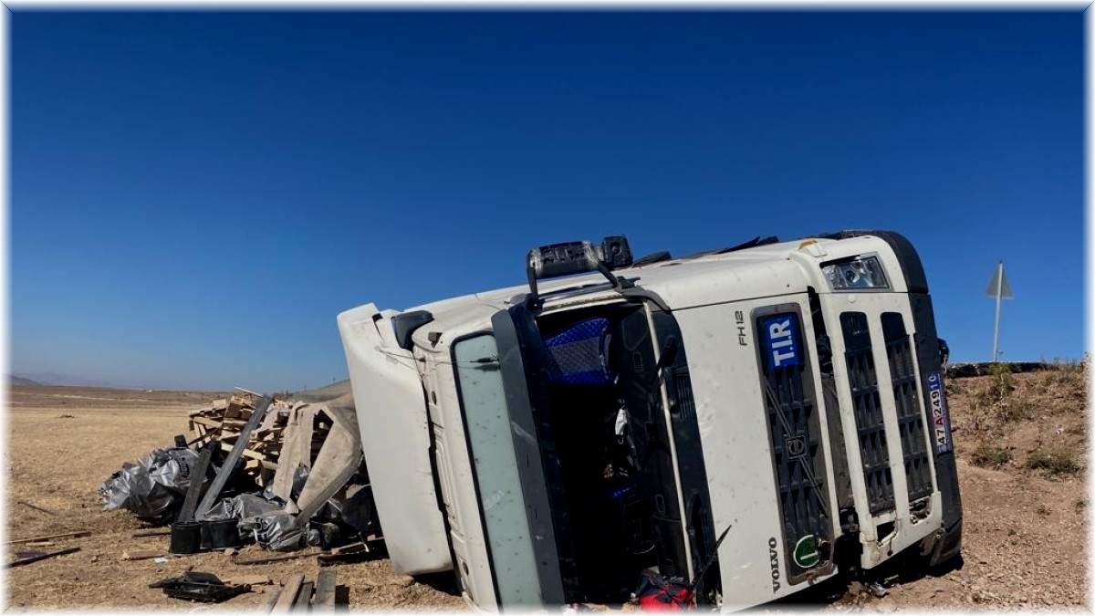 Ağrı'da kontrolden çıkan tır devrildi