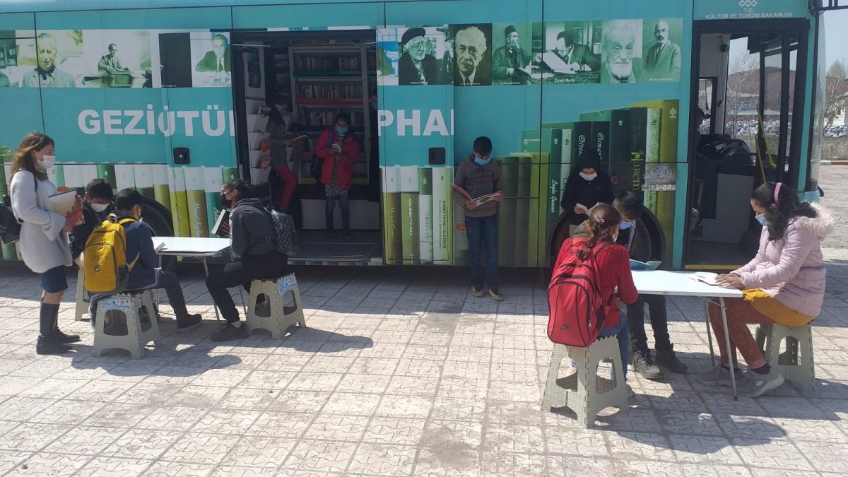 Ağrı'da köy çocukları gezici kütüphane ile buluşturuldu
