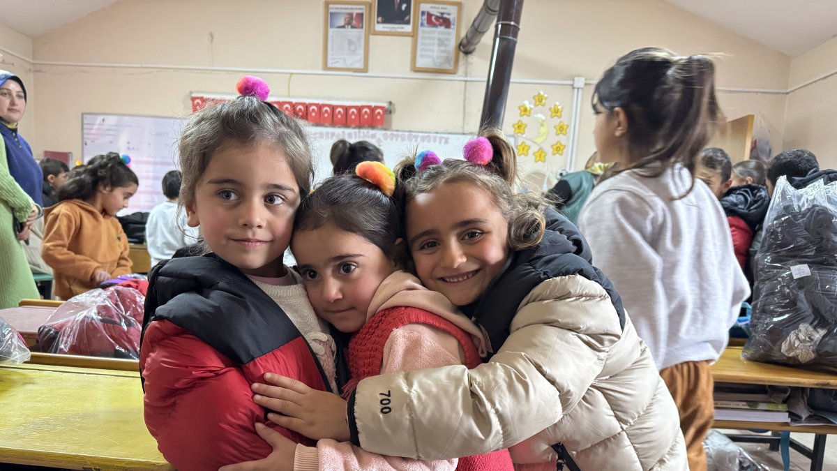 Ağrı'da köy okulu öğrencilerine sıcak bir dokunuş