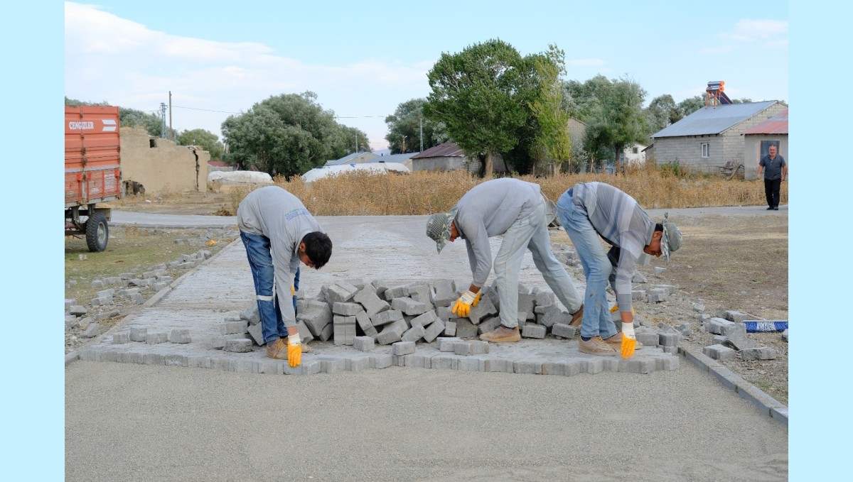 Ağrı'da köy yolları kilit parke taşıyla yenileniyor