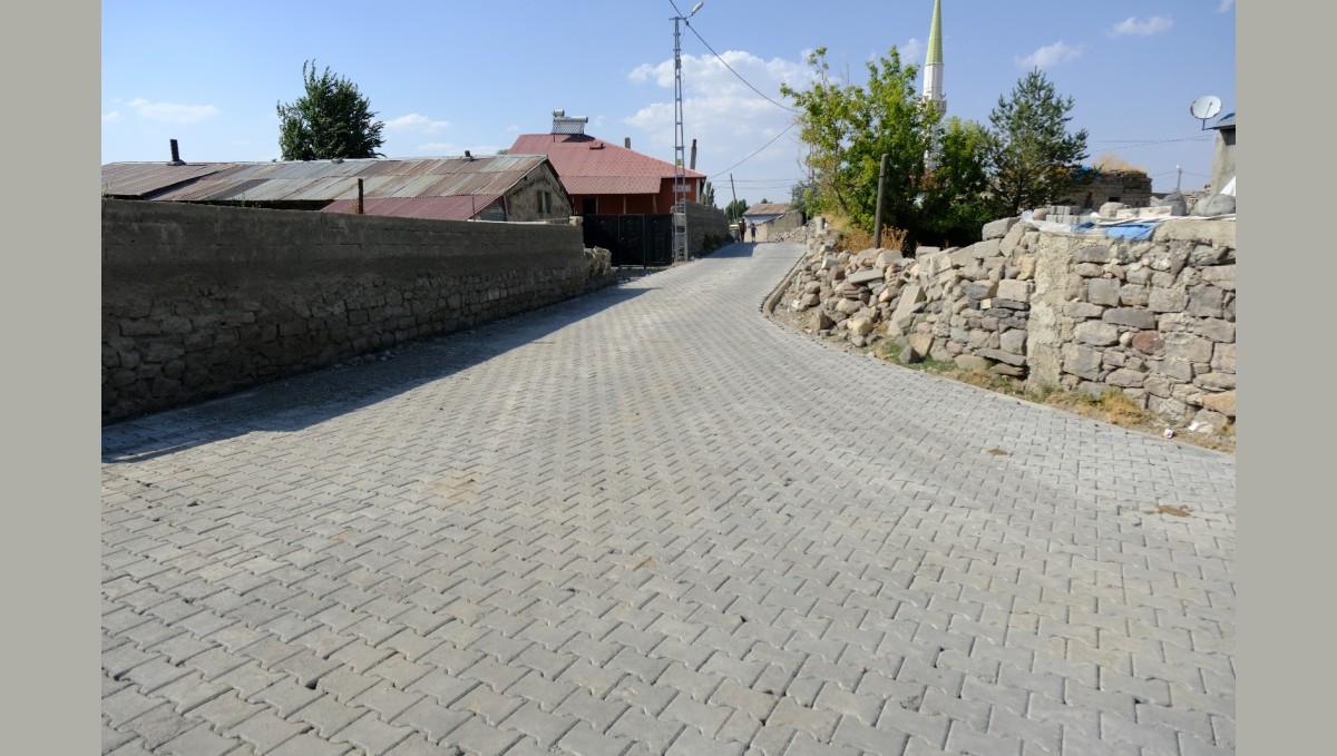 Ağrı'da köy yolları yenileniyor