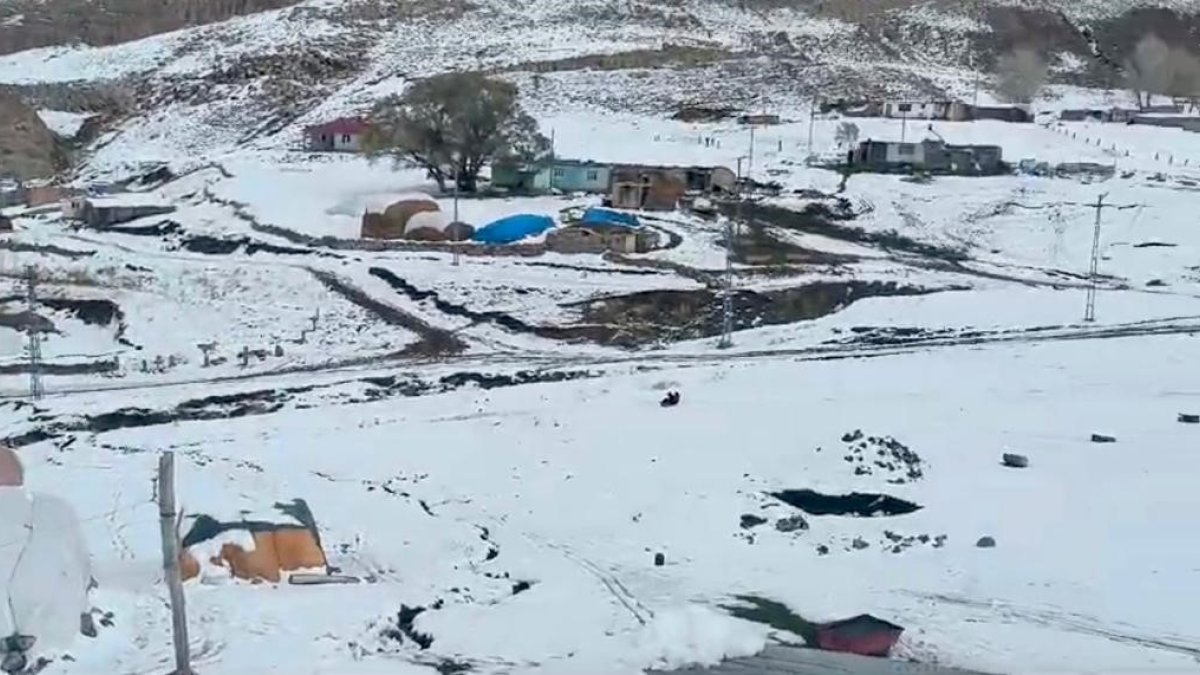 Ağrı'da köyler kar altında
