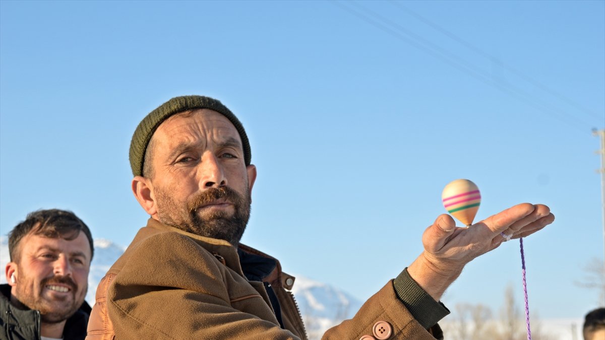 Ağrı'da köylüler unutulmaya yüz tutan 'topaç' oyununu oynuyor