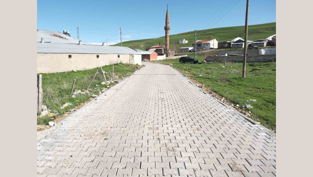 Ağrı'da Kumlugeçit köyünde kilit parke taşı çalışması