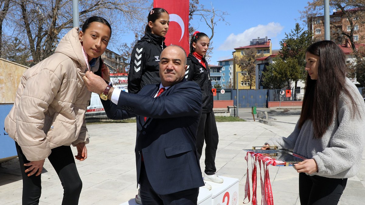 Ağrı'da Kurtuluş Koşusu tamamlandı, dereceye giren sporcular ödüllendirildi
