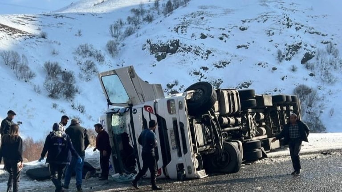 Ağrı'da lastiği patlayan tır devrildi: 2 yaralı