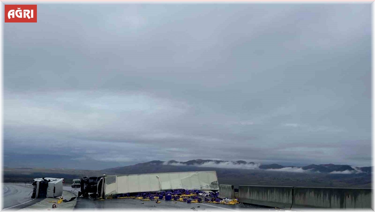 Ağrı'da limon yüklü tır devrildi: 1 yaralı