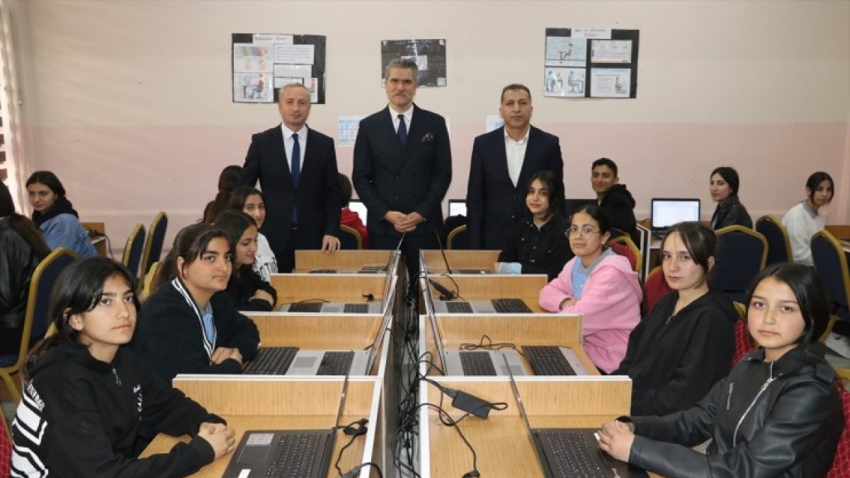 Ağrı'da lise öğrencileri için 35 dizüstü bilgisayarlı laboratuvar açıldı