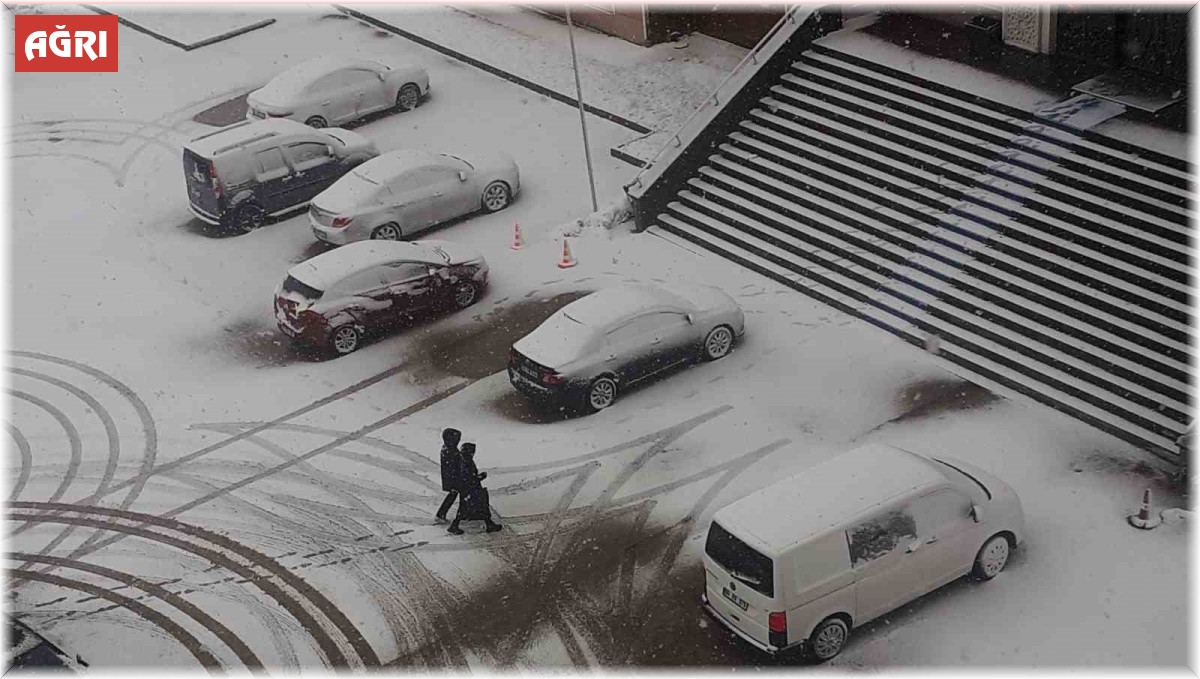 Ağrı'da Mart sonunda kar yağışı