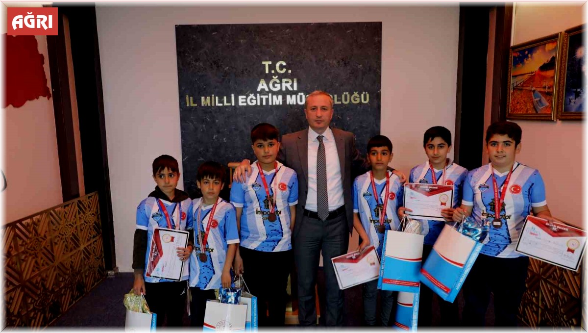 Ağrı'da Milli Eğitim Müdürü başarılı öğrencileri tebrik etti