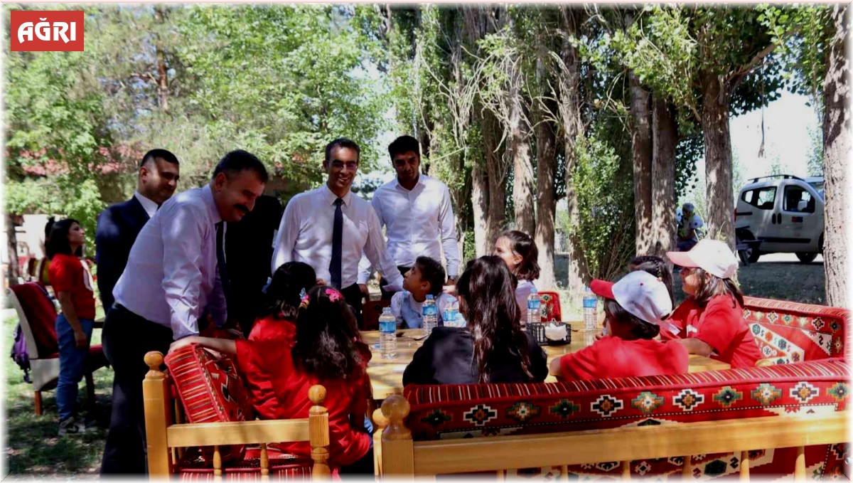 Ağrı'da minik eller, yetişkin gençler ve engelsiz yürekler zafer pikniğinde buluştu