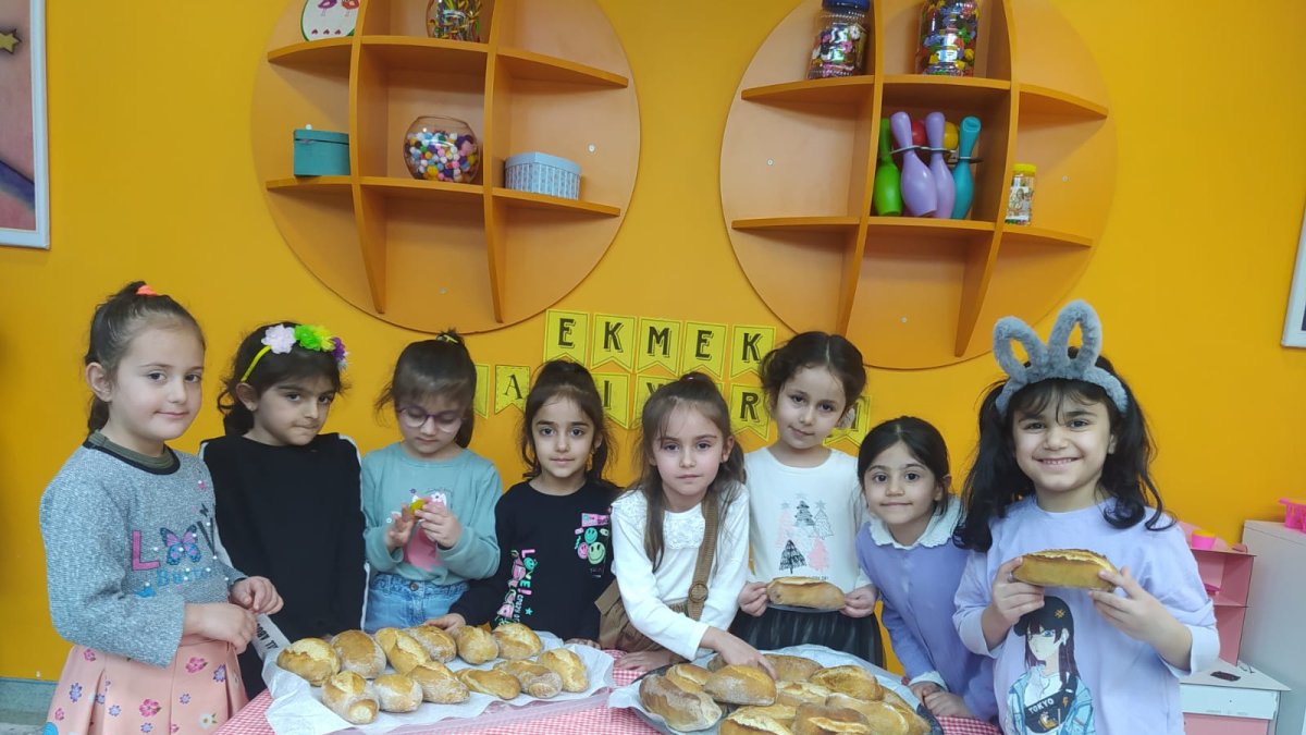Ağrı'da Minik Öğrencilerin Annelerine ve Babalarına Sürprizi: İftar Ekmeği