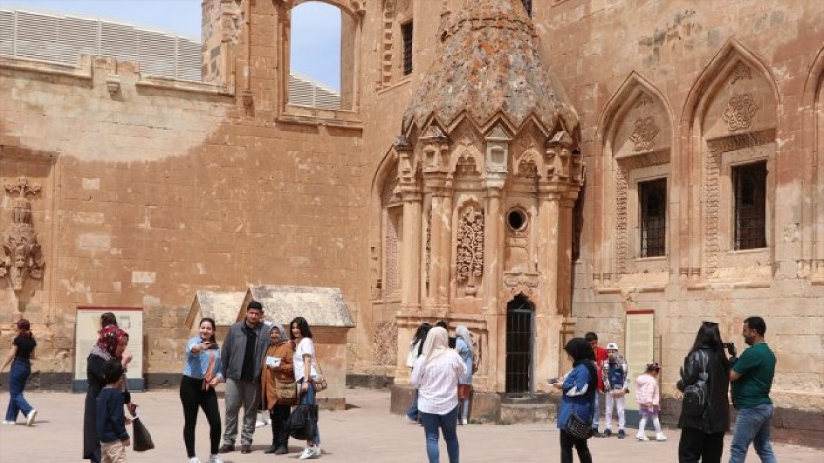 Ağrı'da misafir edilen depremzedeler İshak Paşa Sarayı'nı gezdi