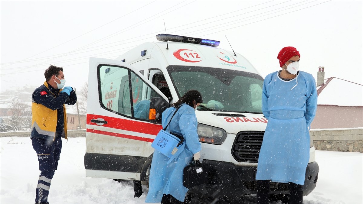Ağrı'da mobil sağlık çalışanları yaşlılara Kovid-19 aşısı yapmak için karlı dağları aşıyor