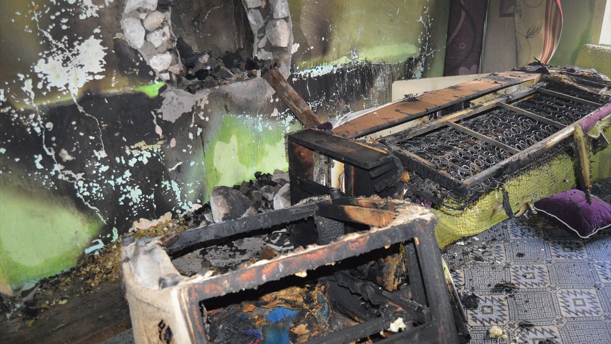 Ağrı'da müstakil evde çıkan yangında bir kişi dumandan etkilendi