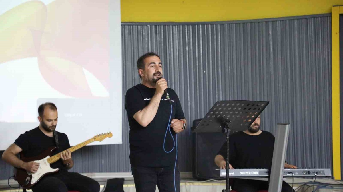 Ağrı'da müzik öğretmeni Nizamettin Ardin'den Öğretmenler Günü'ne özel konser