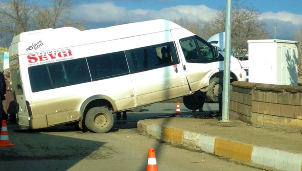 Ağrı'da Öğrenci Servisi Duvarda Asılı Kaldı: 3 Öğrenci Yaralandı