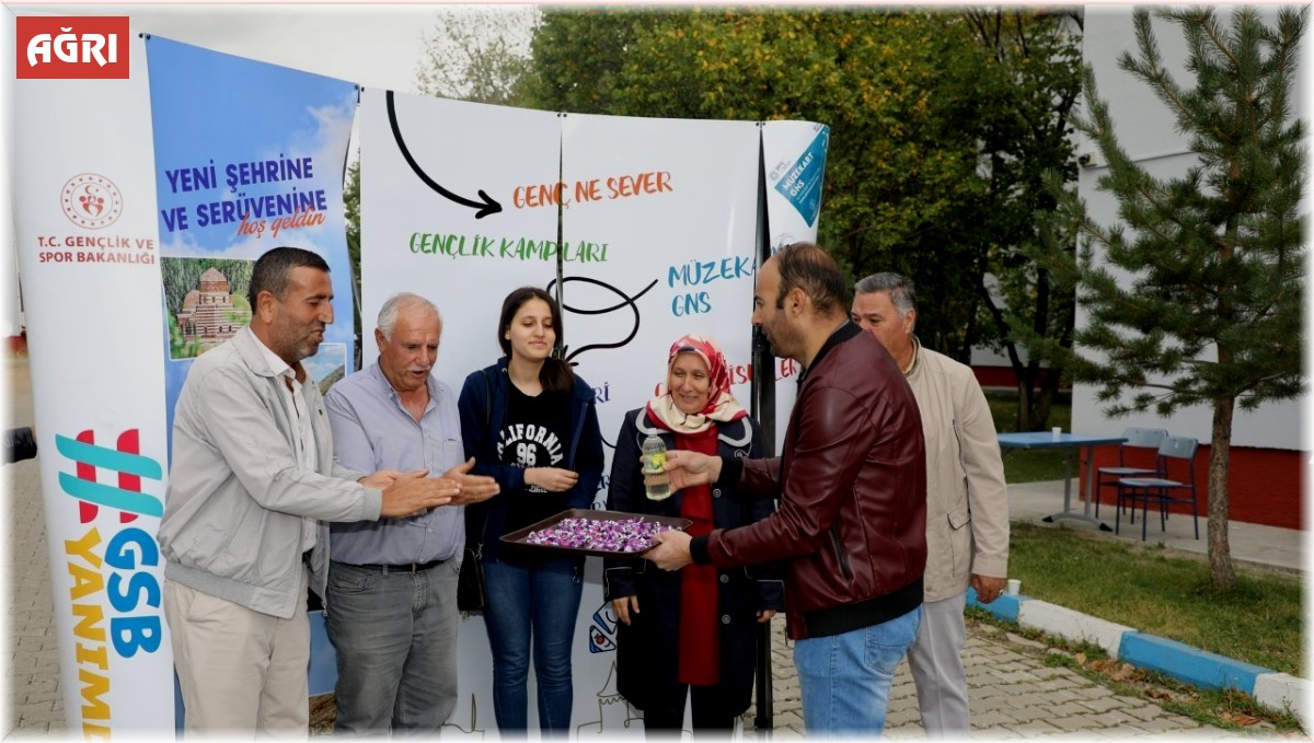 Ağrı'da öğrenciler ikramlarla karşılandı