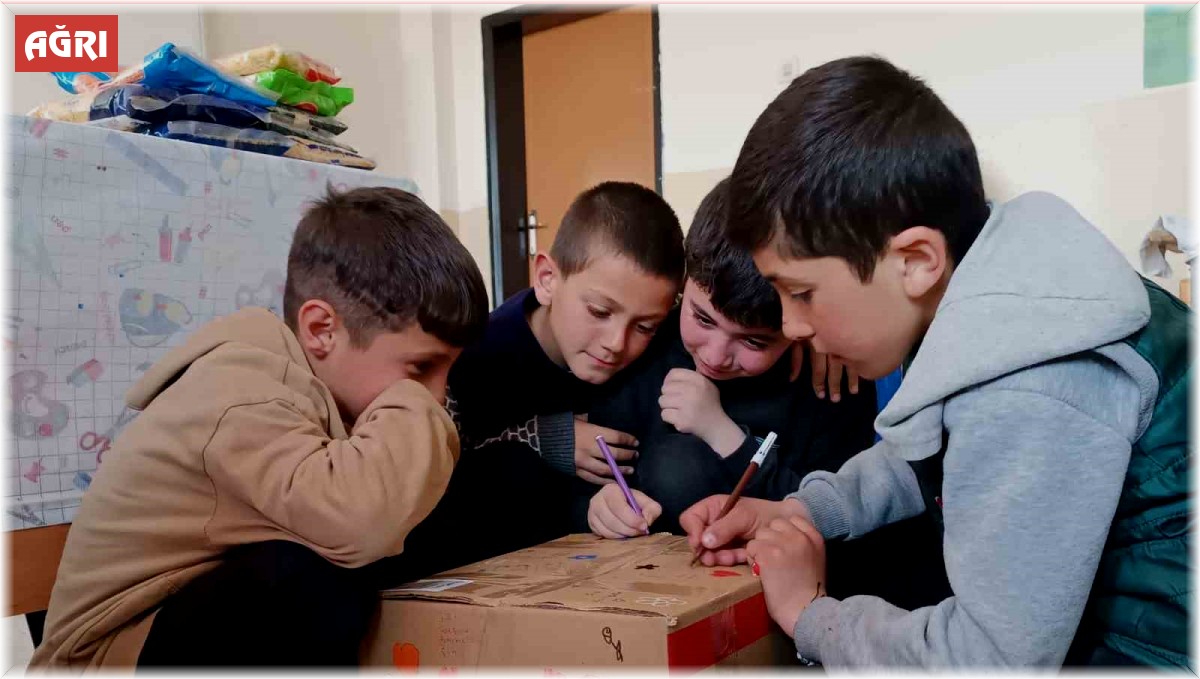 Ağrı'da öğrenciler kolileri iyilikle dolduruyor