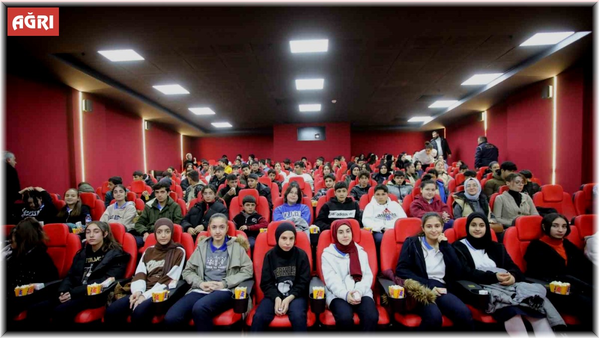 Ağrı'da öğrenciler, şehit öğretmenin hayatını anlatan filmi izledi