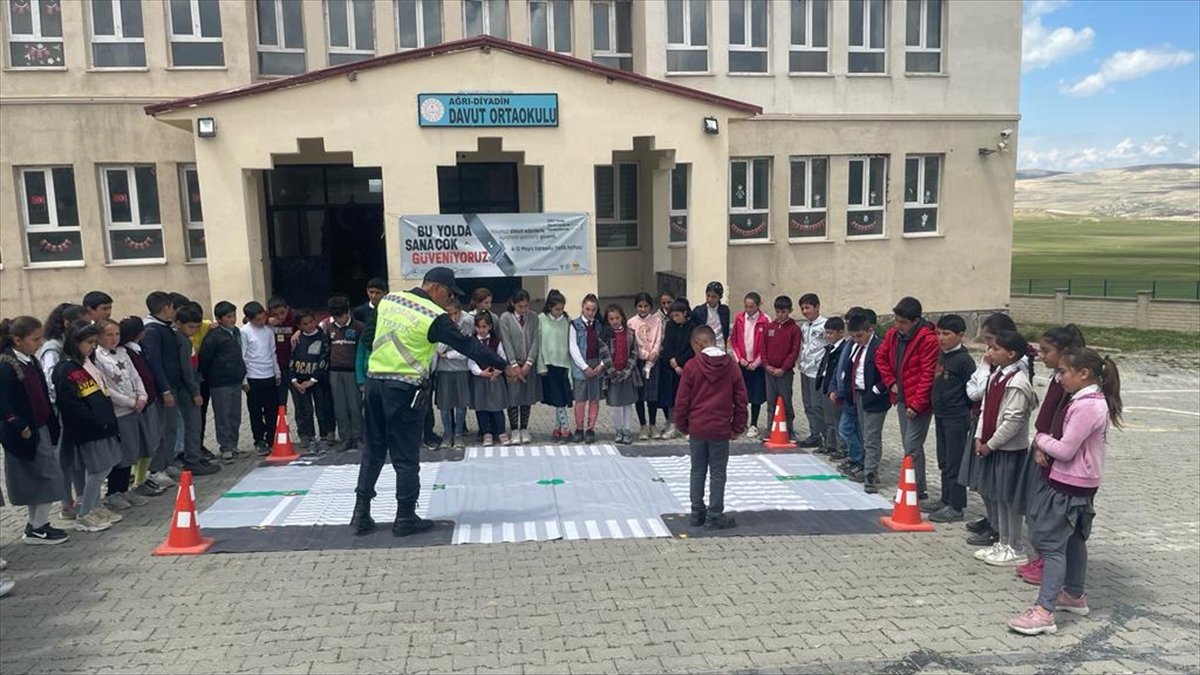 Ağrı'da öğrenciler trafik kurallarını uygulamalı öğrendi