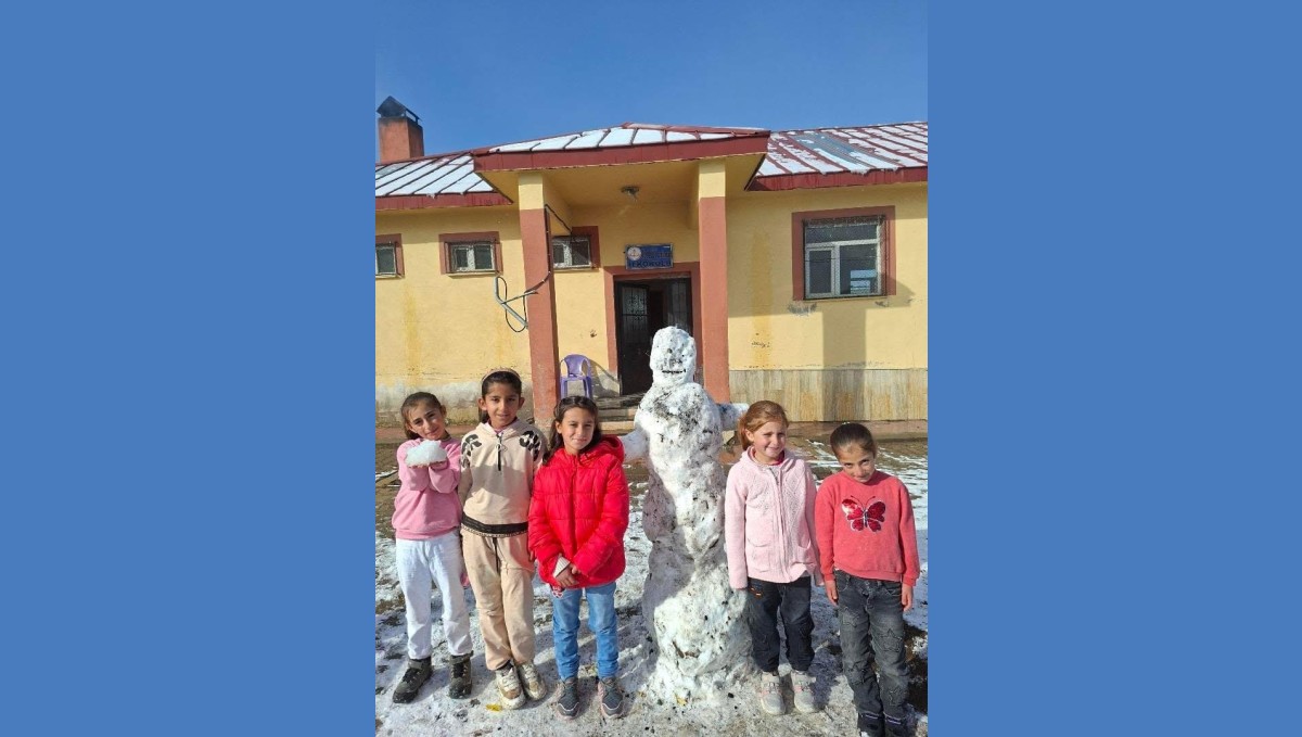 Ağrı'da öğrenciler yılın ilk kardan adamını yaptı