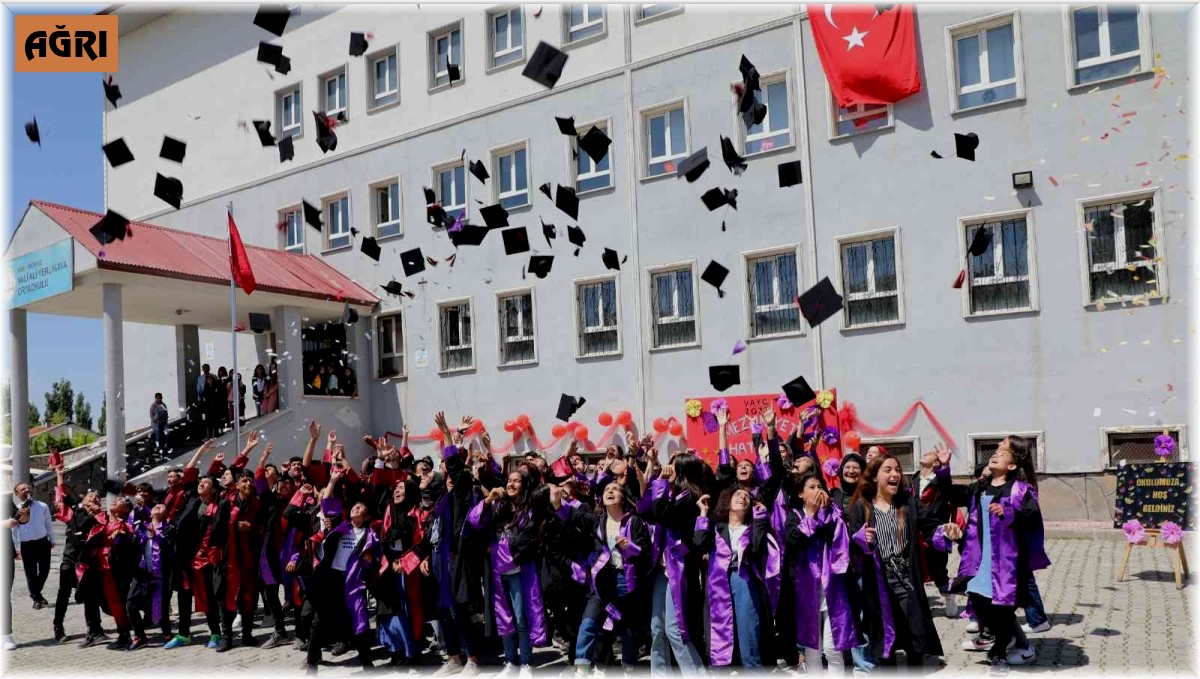 Ağrı'da öğrencilerin karne heyecanı