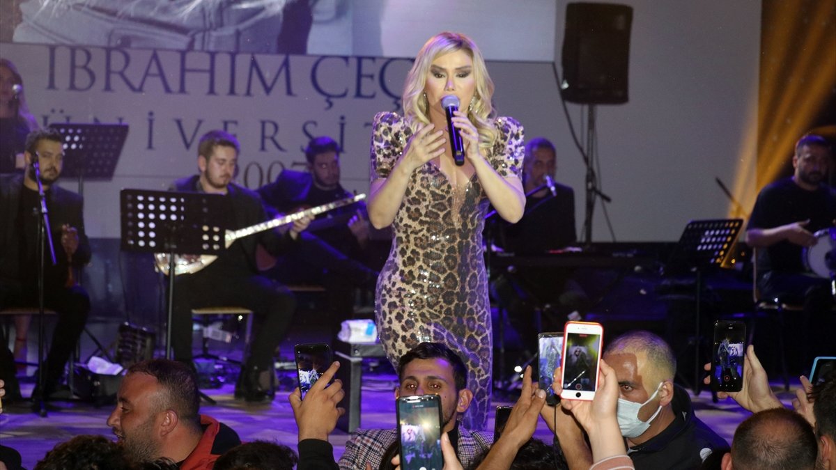 Ağrı'da öğretmenler Ceylan konseriyle stres attı