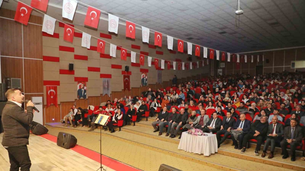 Ağrı'da Öğretmenler Günü'nde müzik öğretmeni Nizamettin Ardin'den özel konser