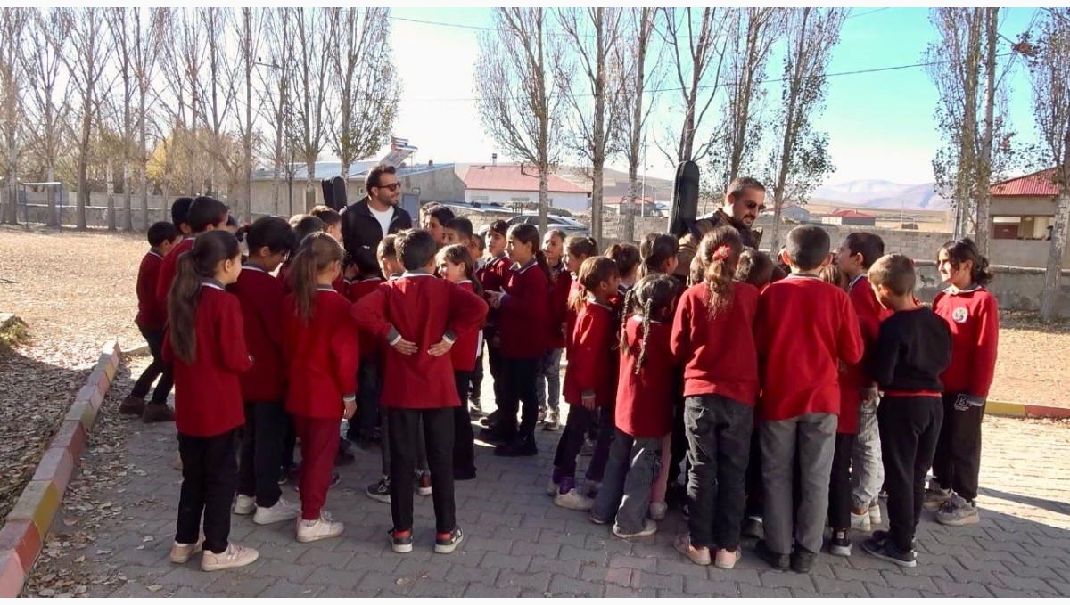 Ağrı'da öğretmenler kırsal bölgelerde öğrencileri müzikle buluşturuyor