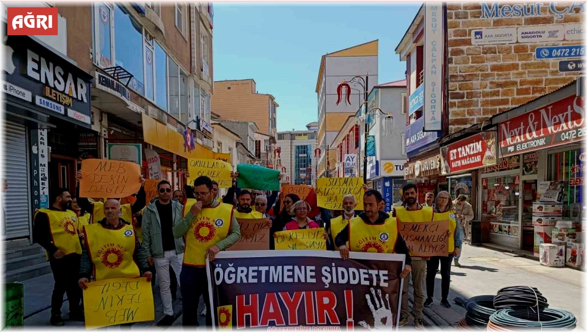 Ağrı'da öğretmenler "Şiddete Dur" demek için bir araya geldi