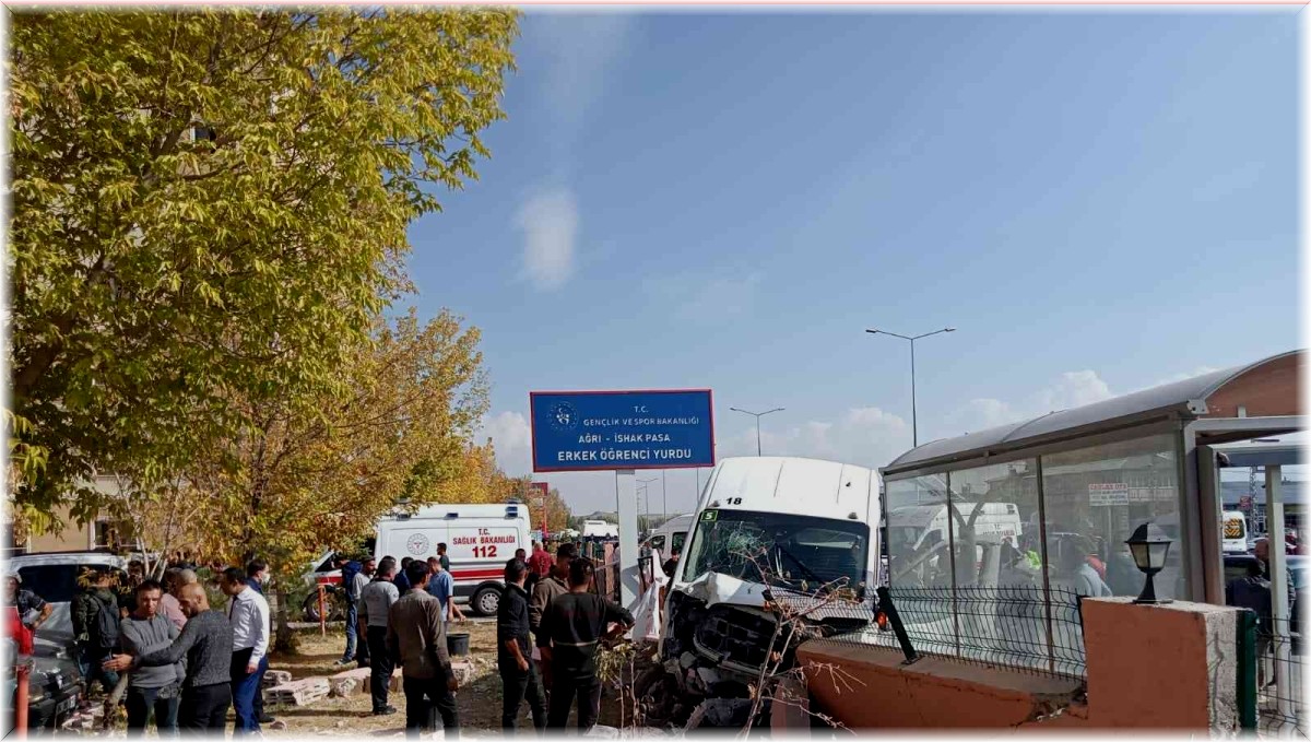 Ağrı'da okul servisi kaza yaptı: 7 yaralı