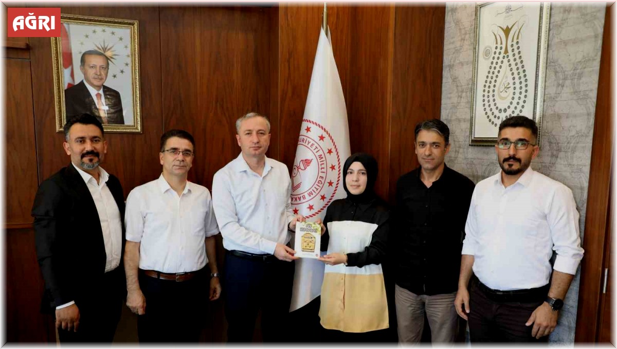 Ağrı'da okul yöneticileri çıkardıkları kitabı Milli Eğitim Müdürü Kökrek'e hediye etti
