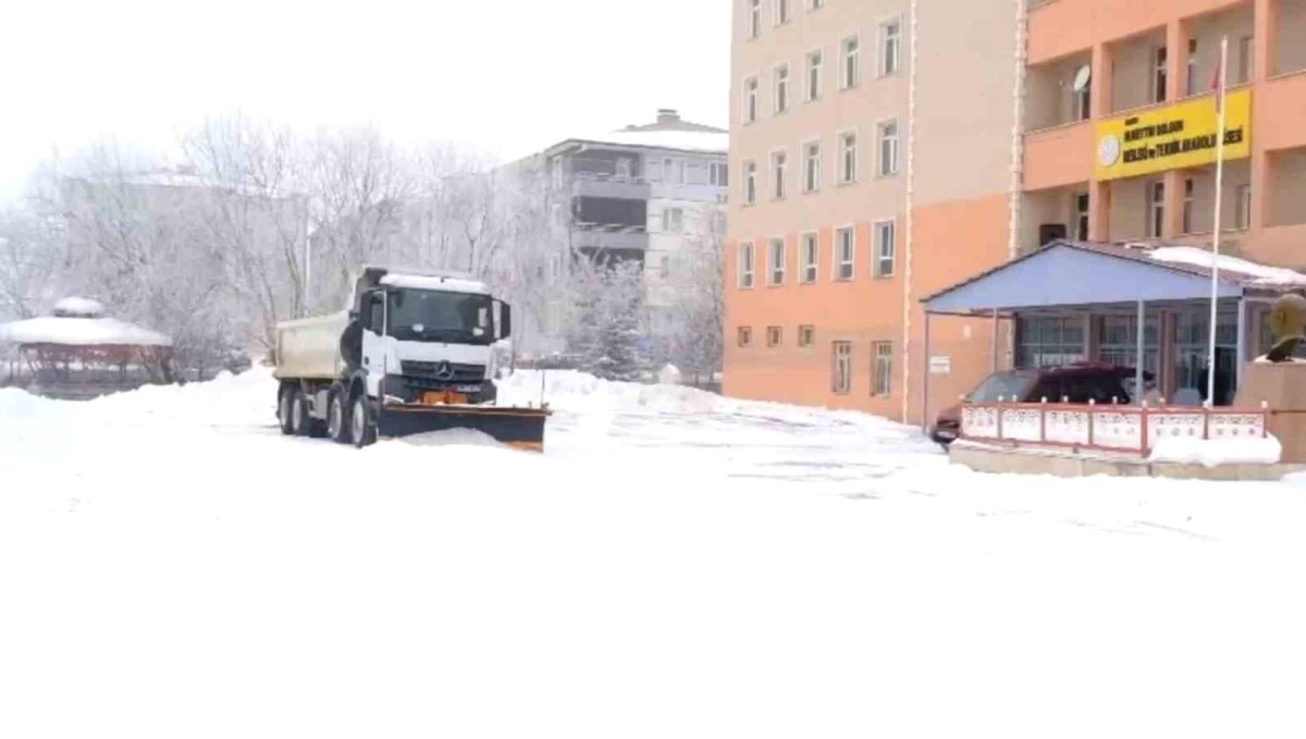 Ağrı'da okullar ikinci dönem öncesi kar temizleme çalışmalarıyla hazırlandı