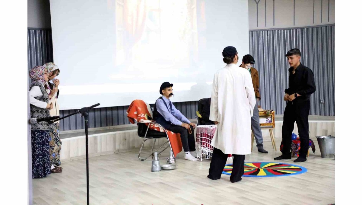 Ağrı'da "Okuyan Şehir Ağrı" projesi kapsamında şiir dinletisi ve tiyatro gösterisi düzenlendi