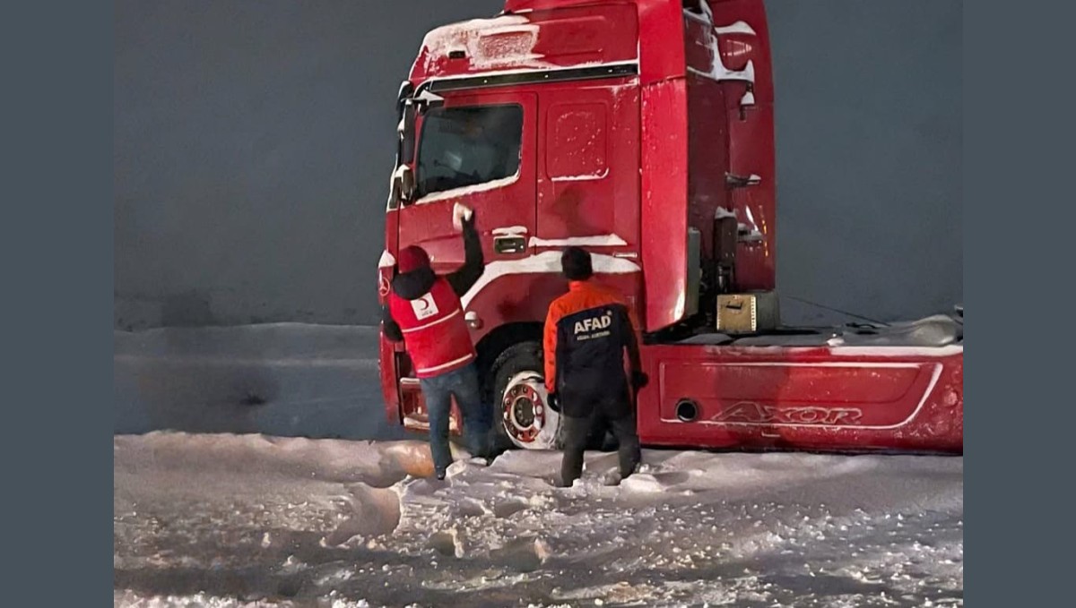 Ağrı'da olumsuz hava nedeniyle mahsur kalan 233 vatandaş kurtarıldı