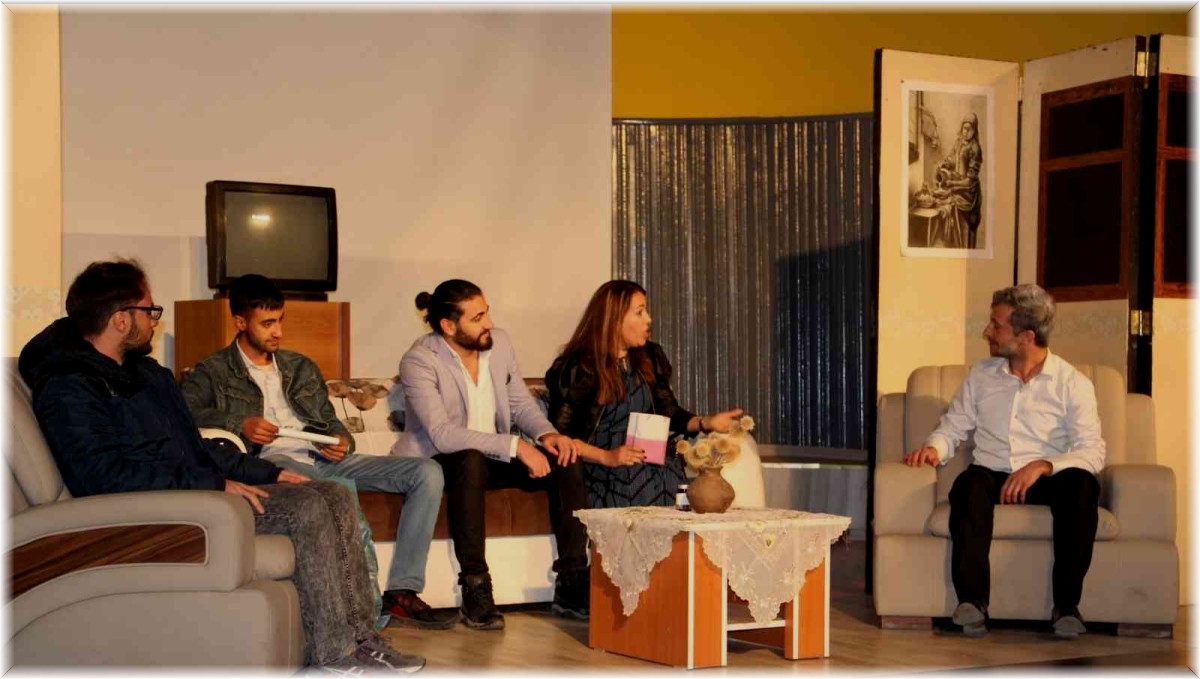 Ağrı'da "Ömür Boyu Öğretmen" konulu tiyatro oyunu sahnelendi