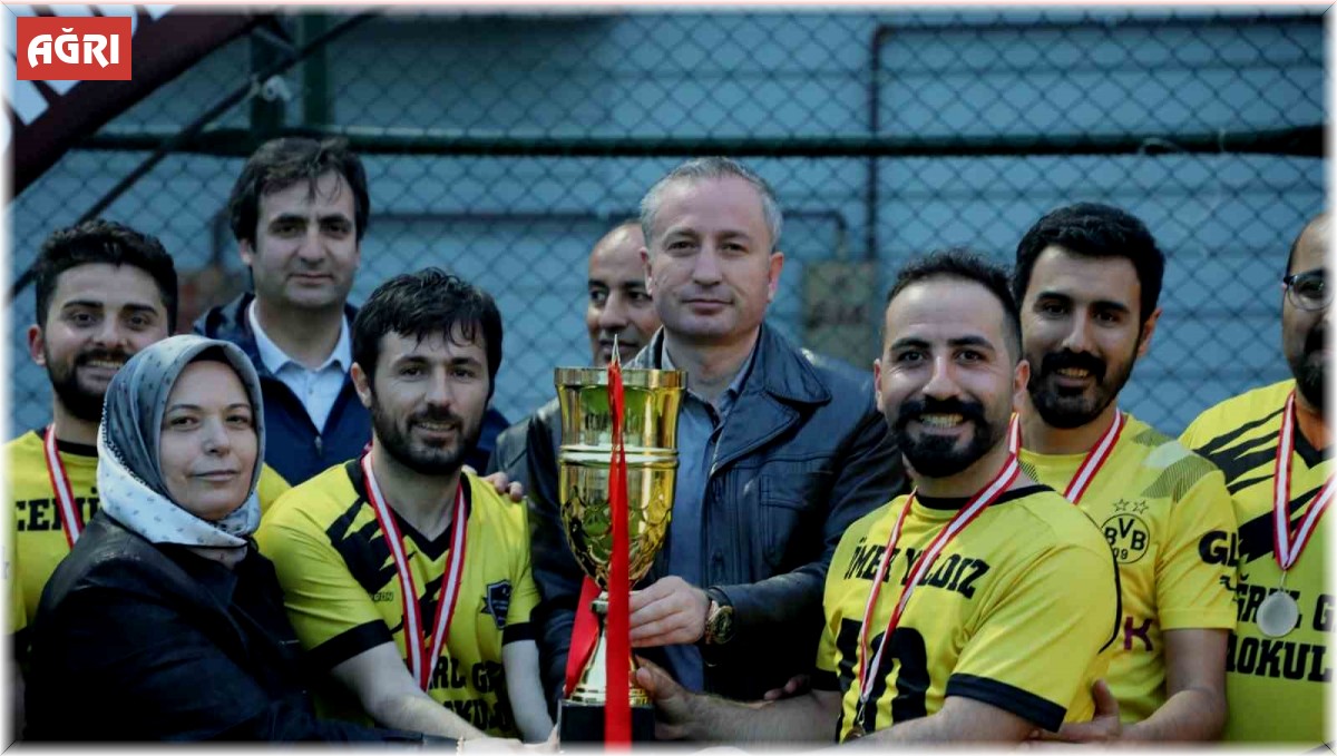 Ağrı'da Önder Baydar Eğitimciler Futbol Ligi’nde şampiyon Ertuğrul Gazi Ortaokulu