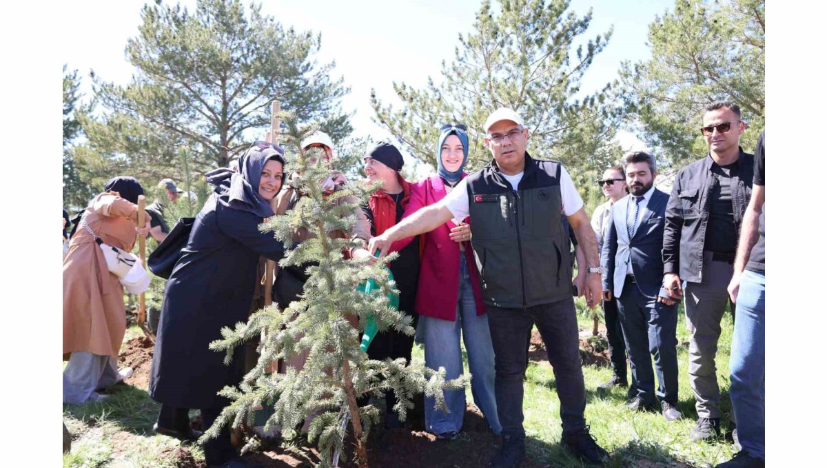 Ağrı'da "Orman Benim" kampanyası kapsamında fidan dikimi ve orman temizliği etkinliği düzenlendi