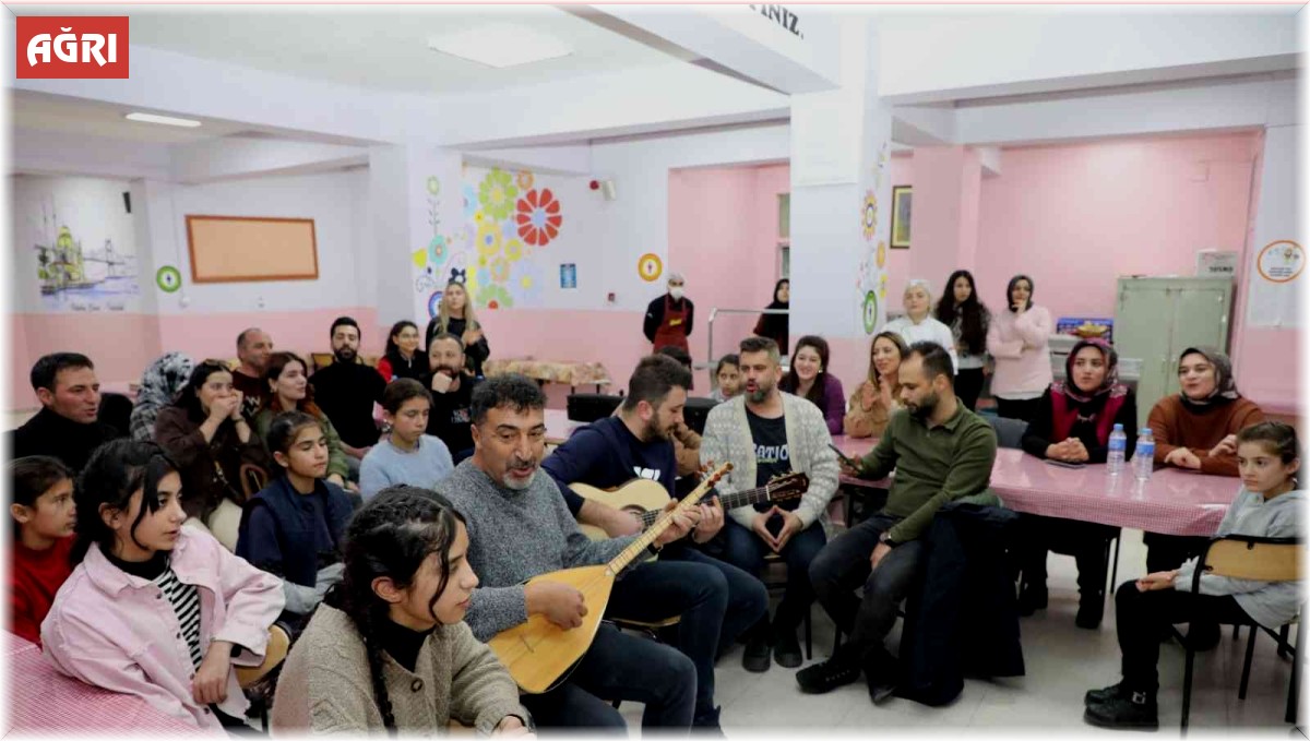 Ağrı'da otel konforunda yapılan pansiyonlarda kalan öğrenciler müzik eşliğinde stres atıyor