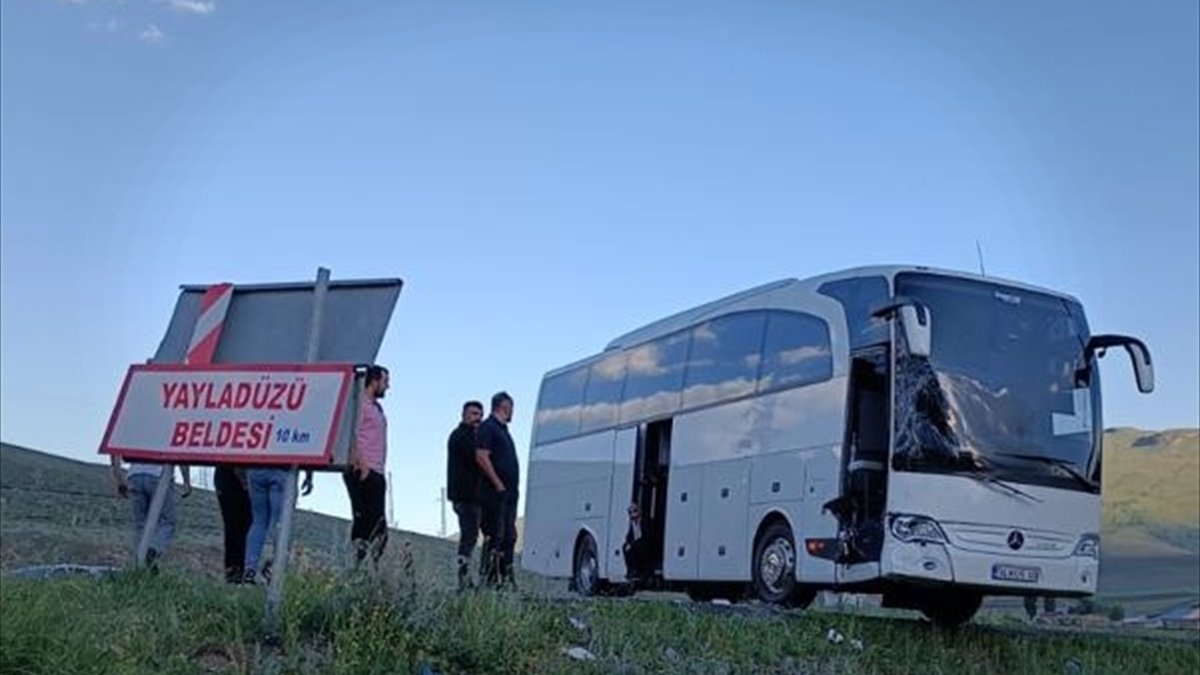 Ağrı'da otobüs ile kamyonetin çarpışması sonucu 13 kişi yaralandı