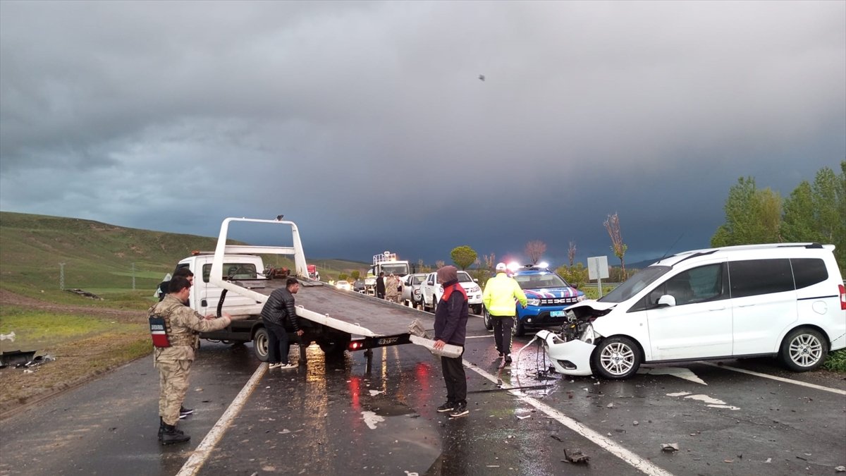 Ağrı'da otomobil ile hafif ticari aracın çarpıştığı kazada 5 kişi yaralandı