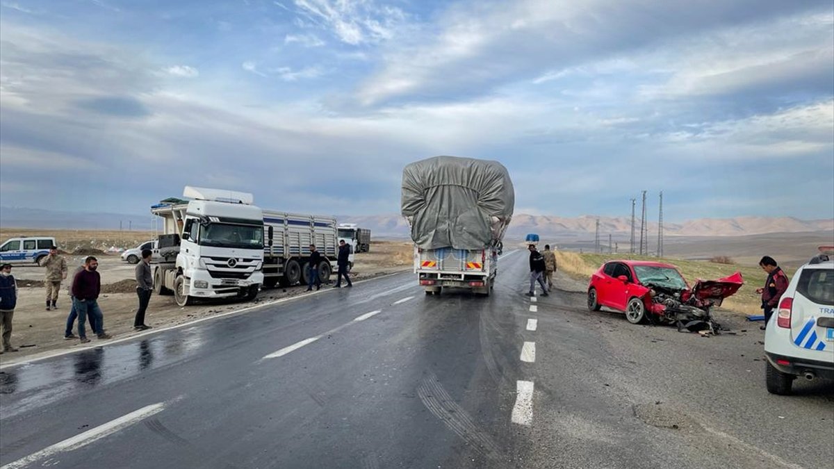 Ağrı'da otomobil ile tırın çarpıştığı kazada 1 kişi öldü
